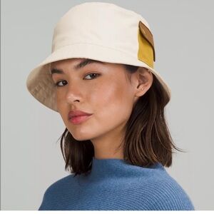 Lululemon On My Level Bucket Hat w/ Pocket - white opal & Lauric gold - size s/m